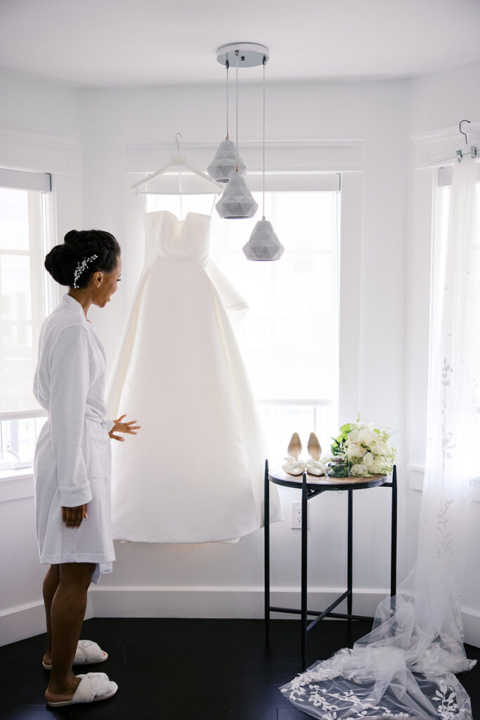 Bride getting ready at Ryland Inn, New Jersey with photos by Simone Jaramillo Photography