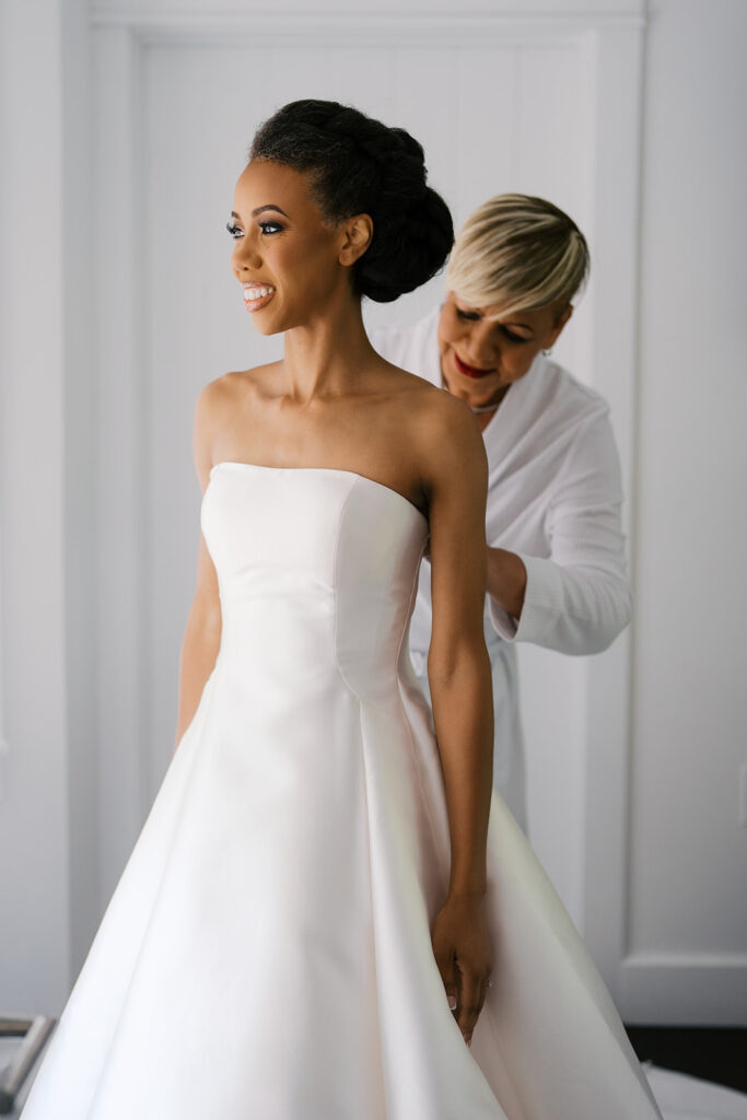 Groom getting ready at Ryland Inn, New Jersey with photos by Simone Jaramillo Photography