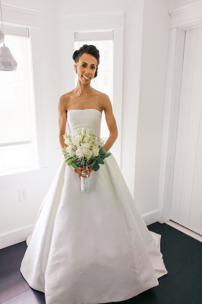 Groom getting ready at Ryland Inn, New Jersey with photos by Simone Jaramillo Photography