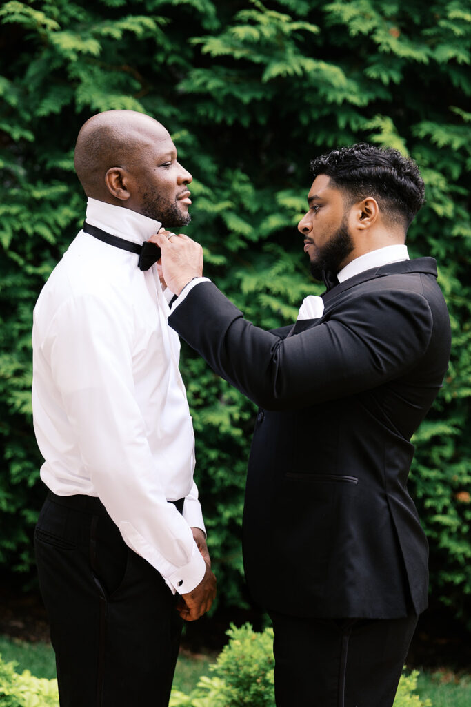 Groom getting ready at Ryland Inn, New Jersey with photos by Simone Jaramillo Photography