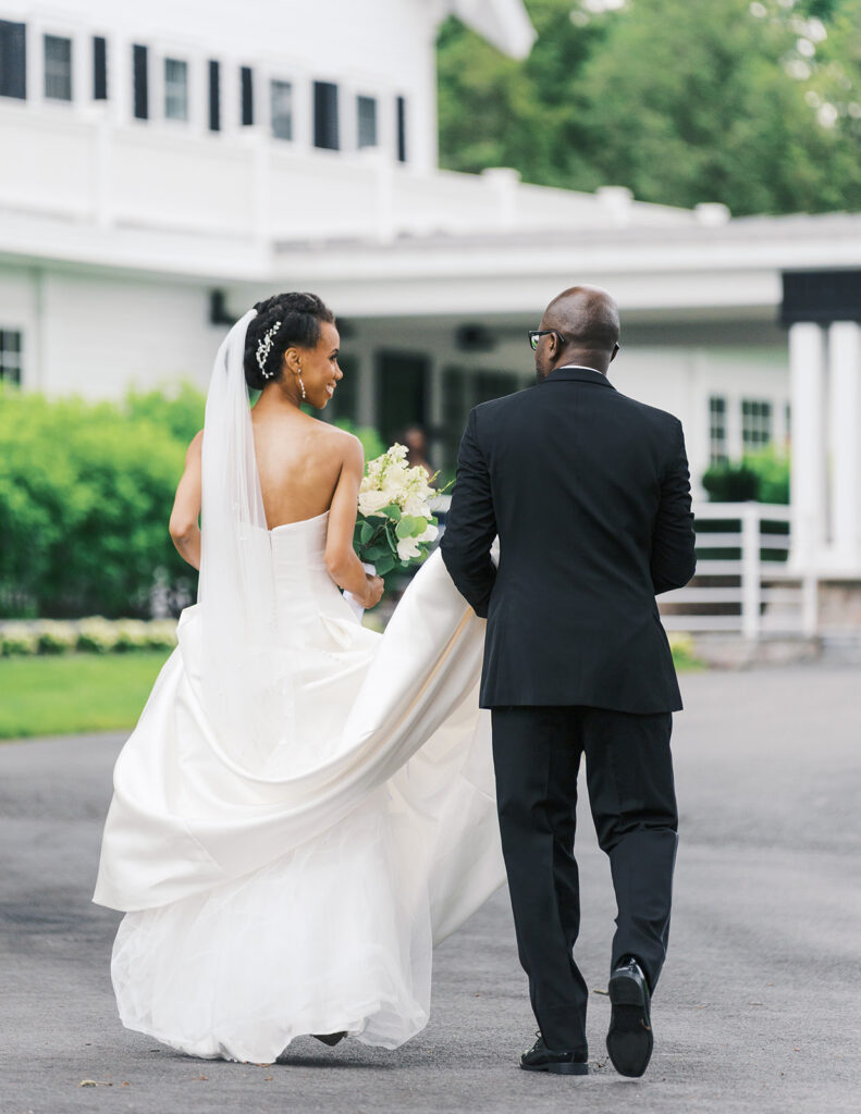Couple walking to main house at Ryland Inn, New Jersey with photos by Simone Jaramillo Photography
